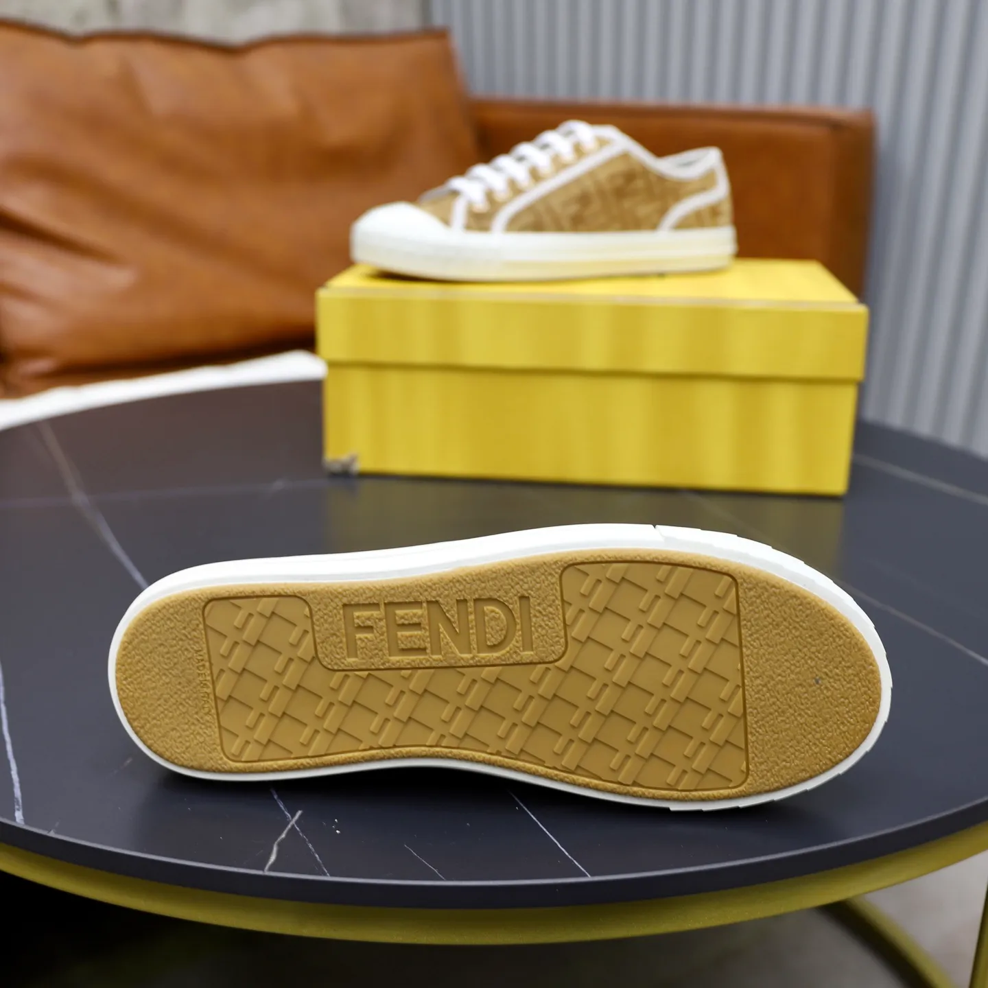 Factory price: 480 original order (couple model) Brand: FENDI Fendi 🙅‍♂️🙅‍♂️🙅‍♂️ Size: Female 35–40, Male 39-44 (45 can be customized) Grade: Official website genuine Material: Imported original LoGO fabric upper Original comfortable lining TPU wear-resistant lightweight outsole Style category: Loafers New trendy shoes Color: actual picture color